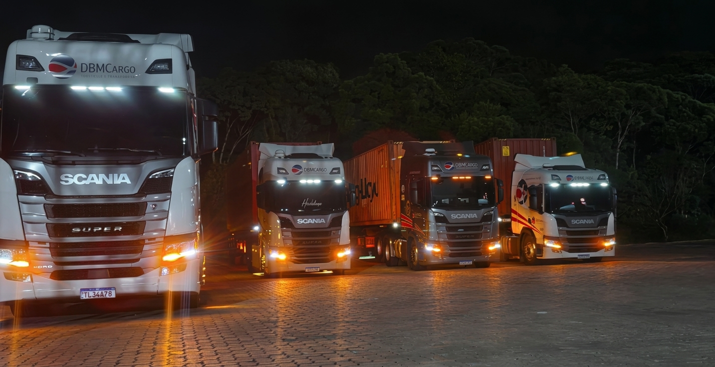 Frota de caminhões Scania da DBM Cargo em operação noturna